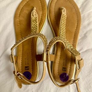 White Mountain gold sandals size 8 1/2